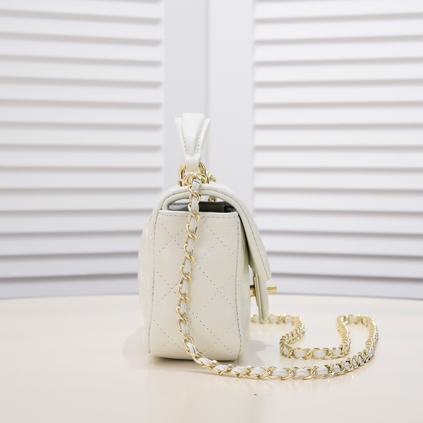 シャネルバッグ背面デザイン